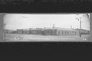 Schwarz-weiß-Foto einer Stadtstraße mit Gebäuden, Strommasten, Kabeln, Fahrzeugen und Himmel, beschriftet mit "Book House and Works, Bergen, Oregon" unten.