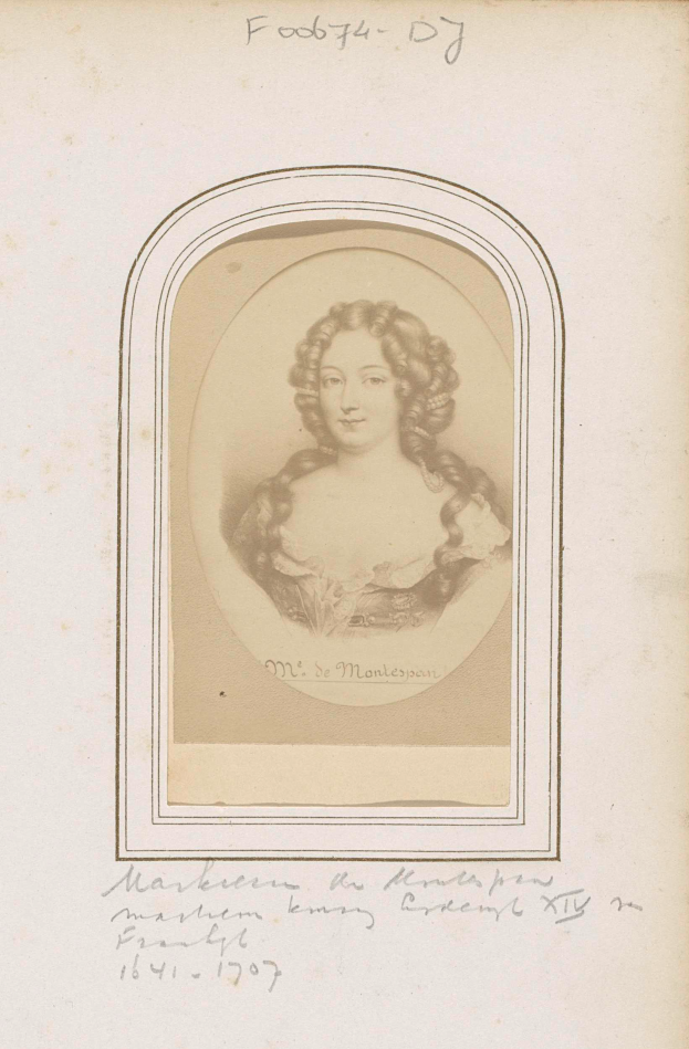 Porträt von Maria de Montescon, einer Frau mit langem Haar, das zu einem Dutt gebunden ist, die ein weißes Kleid mit einer blauen Schärpe und eine weiße Haube trägt und zur Seite schaut mit einem königlichen und würdevollen Gesichtsausdruck.