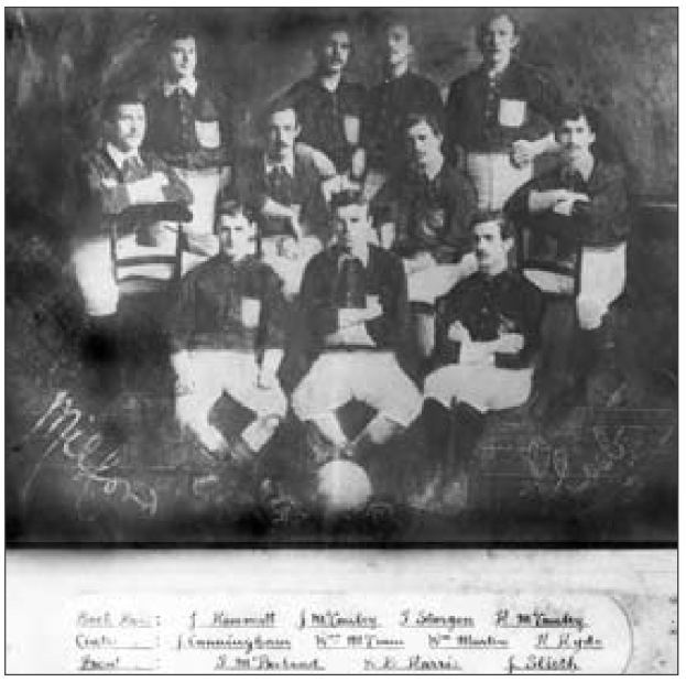 Schwarzes und weißes Foto einer Fußballmannschaft aus den 1920er Jahren, die in einem Halbkreis angeordnet ist, mit Text am unteren Rand, der wahrscheinlich die Mannschaft und das Jahr identifiziert.