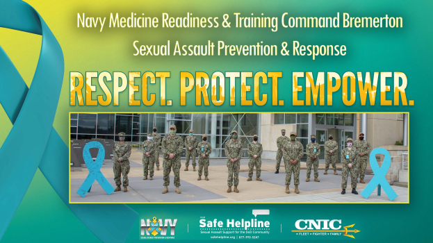 Plakat für das Sexualstrafverhütungs- und -reaktionsprogramm der Navy Medicine Readiness & Training Command Bremerton, das Uniformträger vor einem Gebäude zeigt und den Text "Respekt, Schutz, Stärke" trägt.