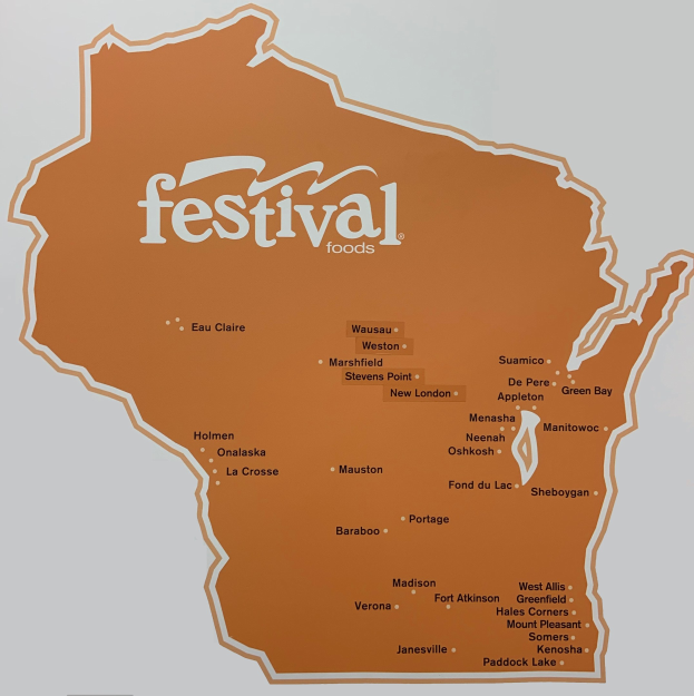 Ein lebendiger Plakat einer Wisconsin-Karte voller bunter Lebensmittel und beschriftet mit "Festival Foods."