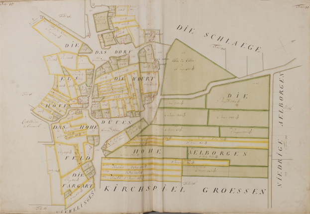 Ein altes Buch mit einer detaillierten Karte von Hamburg, Deutschland, mit Straßen, Gebäuden und Sehenswürdigkeiten, begleitet von Text, der Informationen über die Bevölkerung, Straßen und Sehenswürdigkeiten der Stadt liefert.