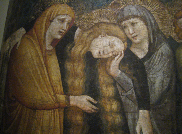 Eine Gruppe von Menschen untersucht Plakate und Diagramme, die an einer Wand in einem scheinbar Kunstmuseum angezeigt werden.