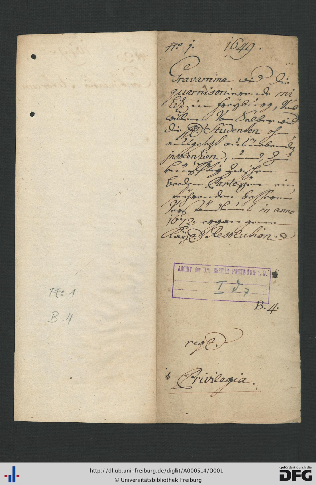 Offenes Buch mit handgeschriebener Schrift auf altem Papier, das Wasserzeichen am unteren Rand aufweist, wahrscheinlich ein Dokument der Bundesrepublik Deutschland.