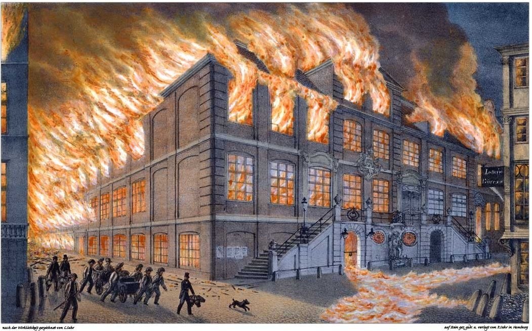 Großes Gebäude steht in Flammen, während Menschen daneben gehen, mit Fenstern, Treppen mit Geländern und Text unten.