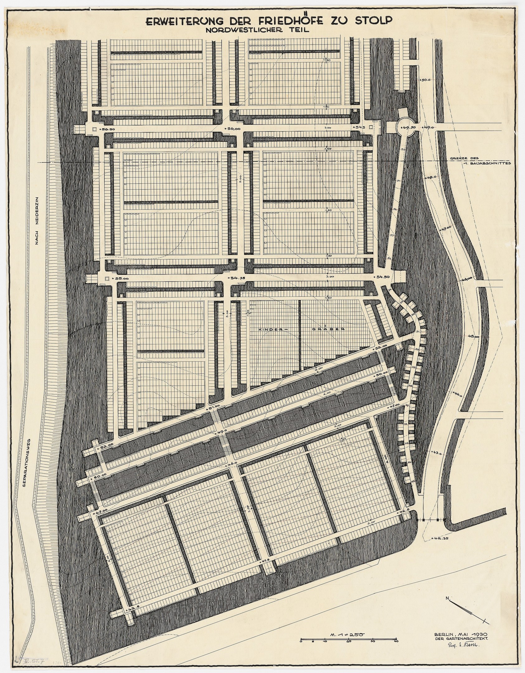 Alte Stadtkarte mit detaillierten Gebäudeplänen und handschriftlichen Textanmerkungen.