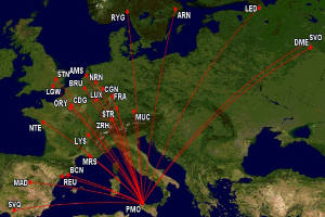Europakarte mit einer roten Linie, die den Flugweg von London nach London nachzeichnet, begleitet von beschreibendem Text über die Reise.
