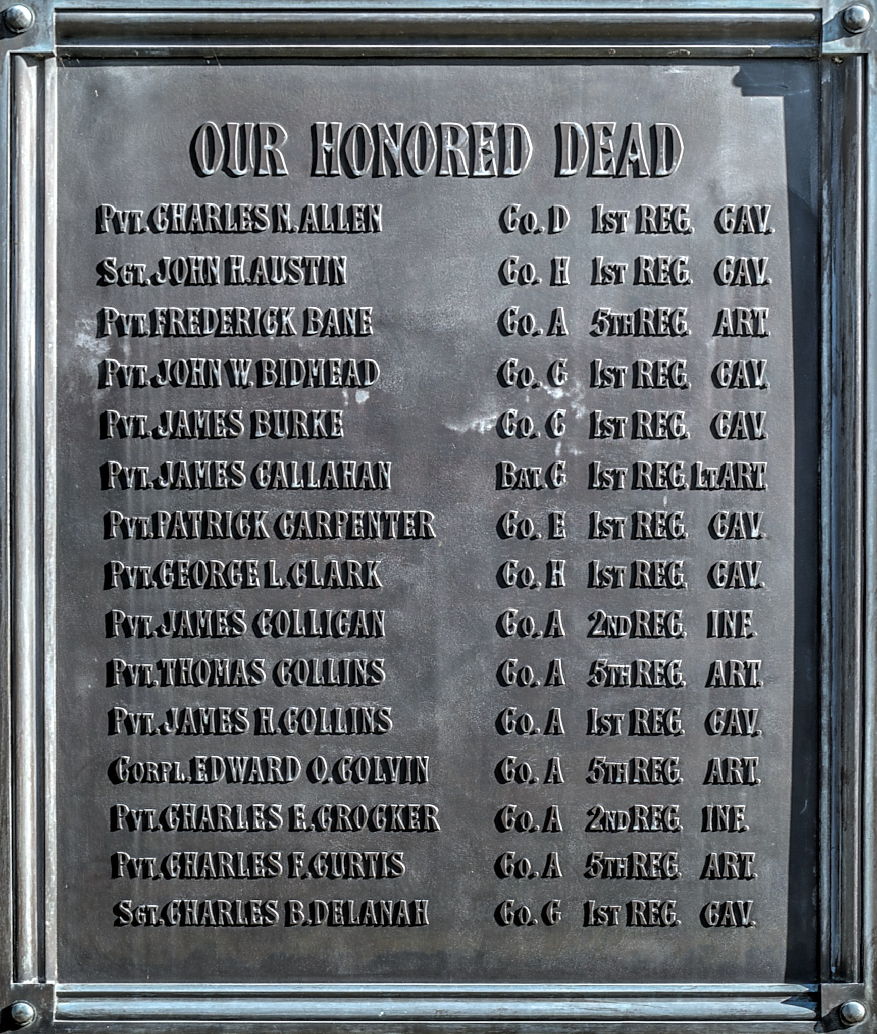 Gedenktafel an einem Gebäude mit der Inschrift "Unseren Ehrenvollen" aus Metall.