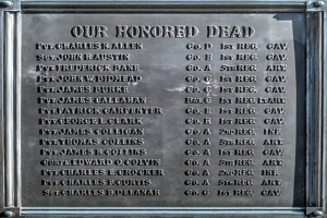 Gedenktafel an einem Gebäude mit der Inschrift "Unseren Ehrenvollen" aus Metall.