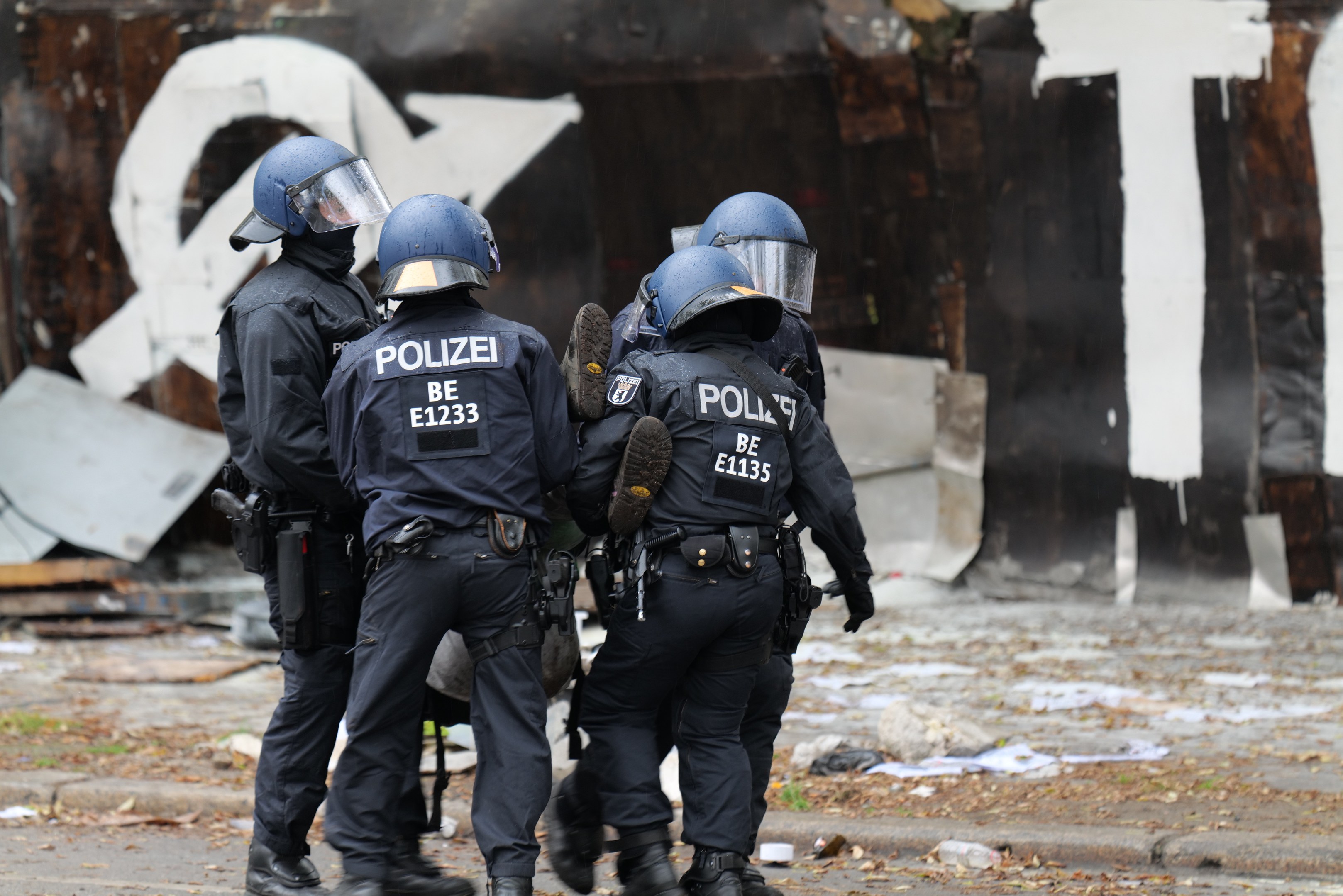 POL-D: Altstadt/Zentrum - Mann im Polizei-T-Shirt beleidigt Polizeibeamte - Mehrere Anklagepunkte