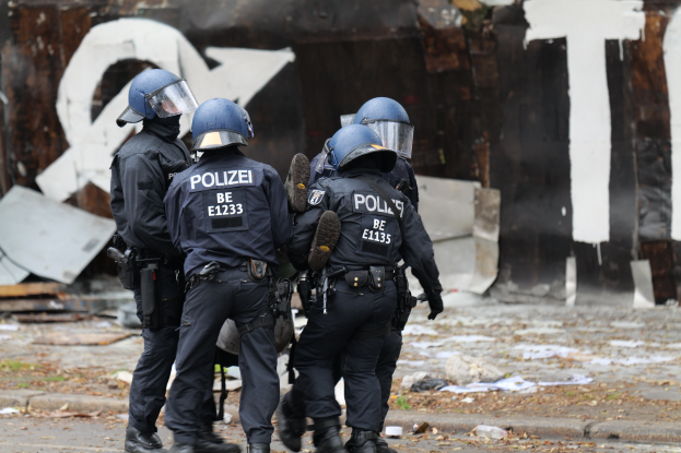 POL-D: Altstadt/Zentrum - Mann im Polizei-T-Shirt beleidigt Polizeibeamte - Mehrere Anklagepunkte