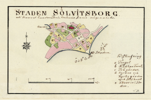 Ein detaillierter Stadtplan von Staden Solvitsborg, Schweden, auf Papier, der Straßen, Gebäude und Sehenswürdigkeiten mit Textanmerkungen zeigt.