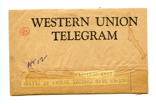 Ein brauner Umschlag mit "Western Union Telegram" darauf vor einem weißen Hintergrund.