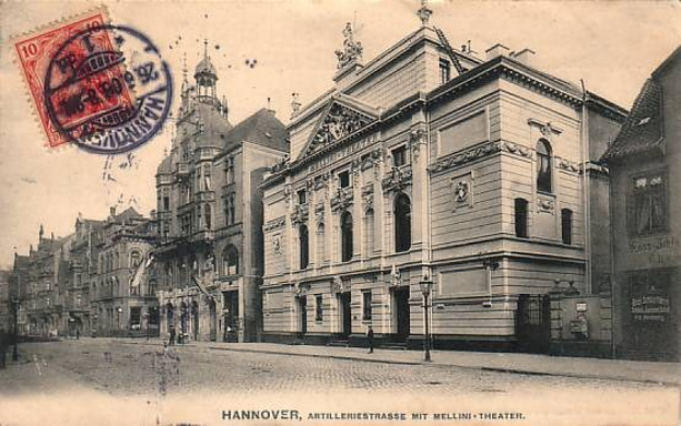 Schwarz-weiß-Postkarte einer Stadtstraße in Hannover, Deutschland, mit Gebäuden, Straßenmasten, Laternen, Passanten und Himmel, mit Text und einer Briefmarke unten.
