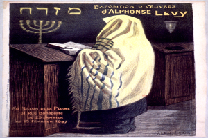 Ein Plakat, das eine Ausstellung jüdischer Kunst in Paris ankündigt, zeigt eine Person vor einem Tisch mit einem Buch und einer Menora, sowie Text mit Ausstellungseinzelheiten.