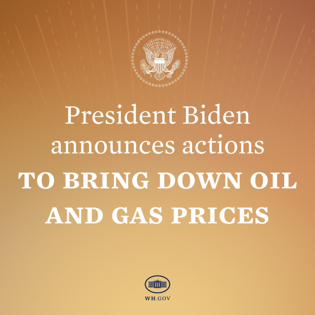 Präsident Biden an einem Rednerpult mit einem Plakat, das ein Logo und Text über Maßnahmen zur Reduzierung von Öl- und Gaspreisen anzeigt.
