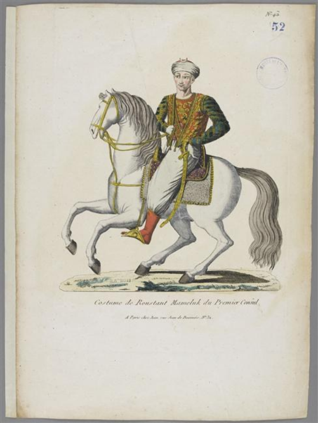 Ein Mann in einem farbenfrohen, detailliert verzierten Kostüm aus der Premier-Courthalle reitet auf einem weißen Pferd mit Sattel und Zaumzeug, mit sichtbarem Text auf dem Papier.