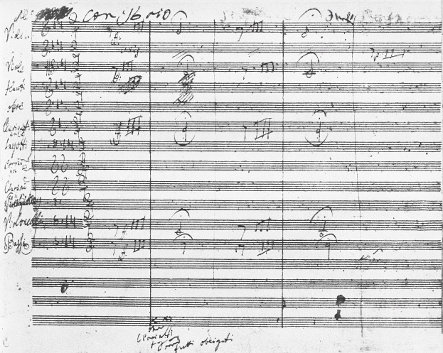 Schwarzes und weißes Notenblatt mit dichter musikalischer Notation und Text, was auf eine Partitur hinweist.
