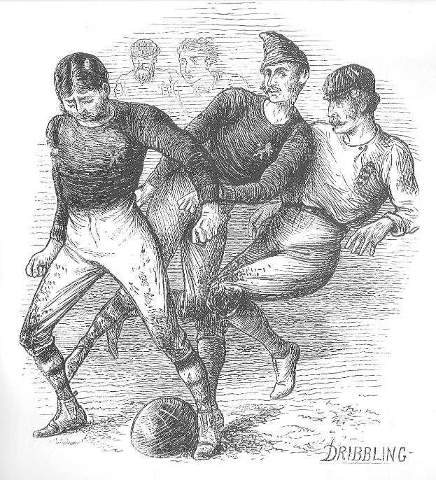 Eine schwarz-weiße Gravur von drei Männern in Fußballuniformen des 19. Jahrhunderts, die ein Spiel spielen, wobei einer den Ball in der Mitte dribbelt.