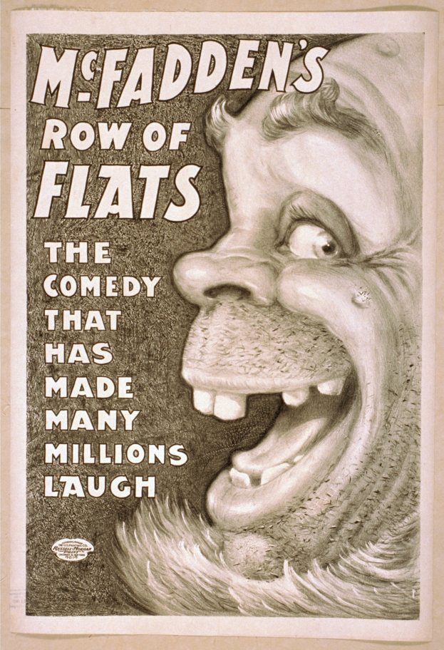 Plakat einer lachenden Person mit wilden Haaren und weit aufgerissenen Augen, eingerahmt von einem hellgelben Hintergrund, mit der Aufschrift "McFadden's Row of Flats: Die Comedy, die viele zum Lachen gebracht hat."