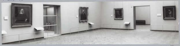 Schwarz-weiß-Foto eines Raums im Museum of Fine Arts, New York City, das Gemälde an den Wänden, Geländern, Türen und verschiedenen Gegenständen zeigt.