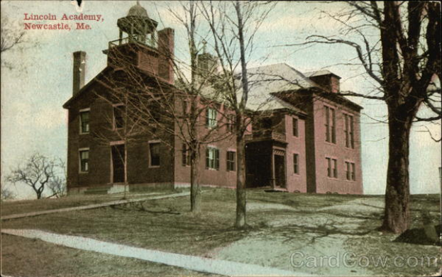 Eine alte Ansichtskarte der Lincoln Academy in Newcastle, New York, mit einem Gebäude mit Fenstern, Bäumen und Himmel im Hintergrund, mit Text oben und unten.