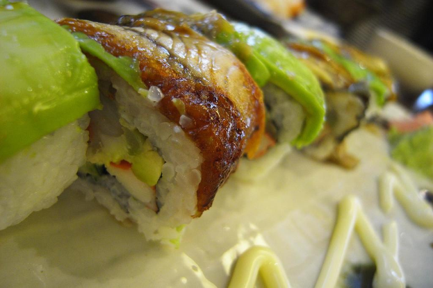 Eine Vielfalt an Lebensmitteln, die gemeinsam präsentiert werden.