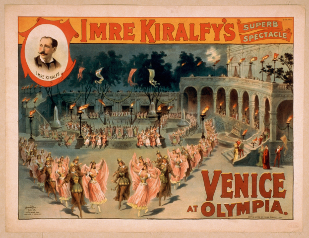 Plakat für Imre Kiralfys Super-Spektakel in Venedig in der Olympia, das kostümierte Künstler vor einem gebogenen und säulengestützten Gebäude mit Bäumen und Laternen im Hintergrund zeigt.