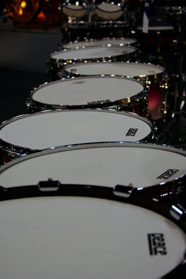 Eine Vielzahl von Arzneimitteln auf einem Boden verstreut.