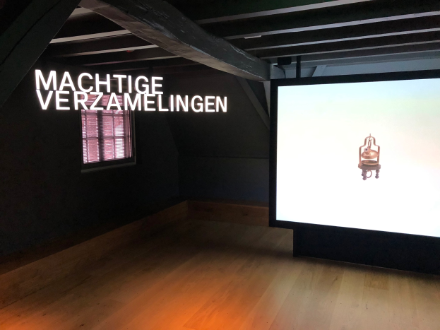 Ausstellungsinstallation 'Machtige Verzamelingen' im Museum of Modern Art in Berlin