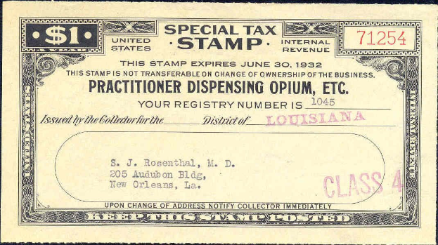 Schwarzer Hintergrund mit einem speziellen Steuerstempel, auf dem "Practitioner Dispensing Opium, Inc." steht