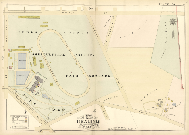 Ein alter Stadtplan von Reading, Massachusetts, der Straßen, Gebäude, Sehenswürdigkeiten und Text mit einem Kompass zeigt.