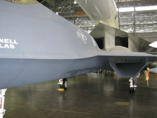 Ein großes Passagierflugzeug ist auf einer Startbahn zu sehen, bereit zum Start.