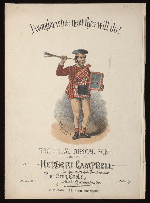 Eine Person in buntem Outfit hält ein Musikinstrument und ein Blatt Papier mit der Aufschrift "Der Große Topikalische Song von Herbert Campbell" und strahlt fröhlich.