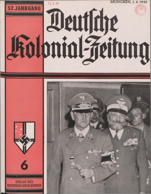 Ein Buchumschlag aus November 1940 mit dem Titel "Deutsches Kolonial-Feitung", der ein Porträt von Adolf Hitler zeigt, umgeben von einer Gruppe von Menschen mit Mützen.