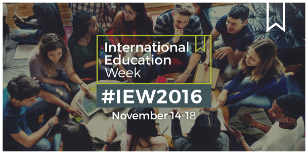 Eine Gruppe von Menschen sitzt auf einer Couch, einige halten Bühcher und Stifte, mit dem Text "International Education Week IEW 2016" in der Mitte, in ein Gespräch vertieft.