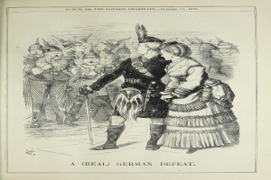 Zwei Personen stehen vor einer Menge, der Mann hält einen Stock, auf einem Papier mit Text und Zahlen, die eine deutsche Niederlage anzeigen.