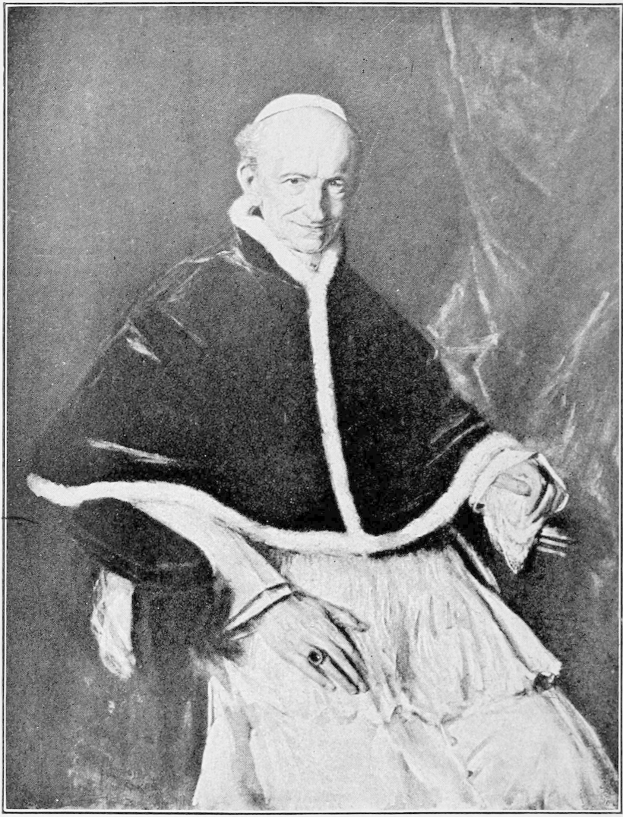 Schwarzes und weißes Foto von Papst Johannes Paul II. in einer weißen Soutane und einer weißen Barette mit gefalteten Händen und einem strengen Gesichtsausdruck.
