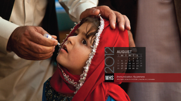 Eine Gruppe von Menschen, die mit einer Person mit einer Impfstoffflasche, einem Kalender und sichtbarem Text in der Hand stehen.