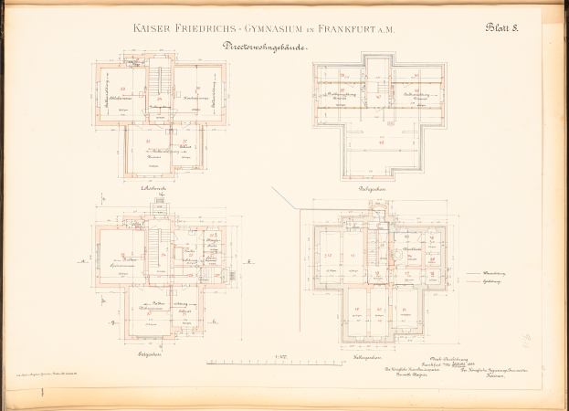 Ein altes Buch zeigt einen detaillierten Grundriss des Kaiser Friedrichs Gymnasiums in Frankfurt, Deutschland, mit Text, der das Layout der Räume und Flure beschreibt.