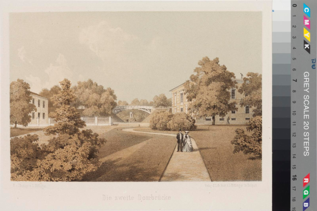 Eine Zeichnung eines Parks mit Menschen, die spazieren gehen, umgeben von Bäumen, Gebäuden und einer Brücke, unter einem bewölktem Himmel, mit dem Text "Die zweite Dombrücke in Düsseldorf" unten.