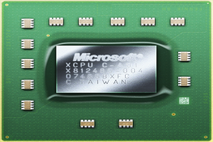 Nahaufnahme eines grünen und cremefarbenen Mikroprozessor-Chips auf einem gelben Hintergrund mit dem Wort "Microsoft" darauf.