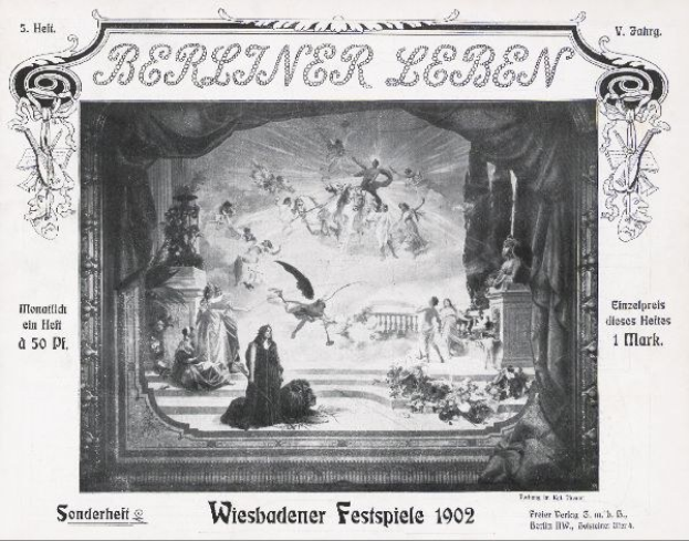 Schwarzes und weißees Bild einer Bühne mit Schauspielern in traditioneller deutscher Tracht bei den Wiesbadener Festspielen 1902, mit einem applaudierenden Publikum im Hintergrund.