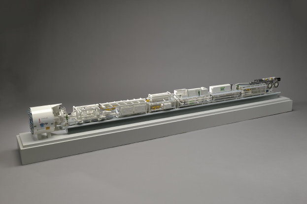 Ein detailliertes Modell des neuen Wasserstoff-Brennstoffzellensystems von Sainsbury's, das einen Kraftstofftank, einen Filter, eine Einspritzdüse und eine Energiequelle auf einer weißen Oberfläche zeigt.