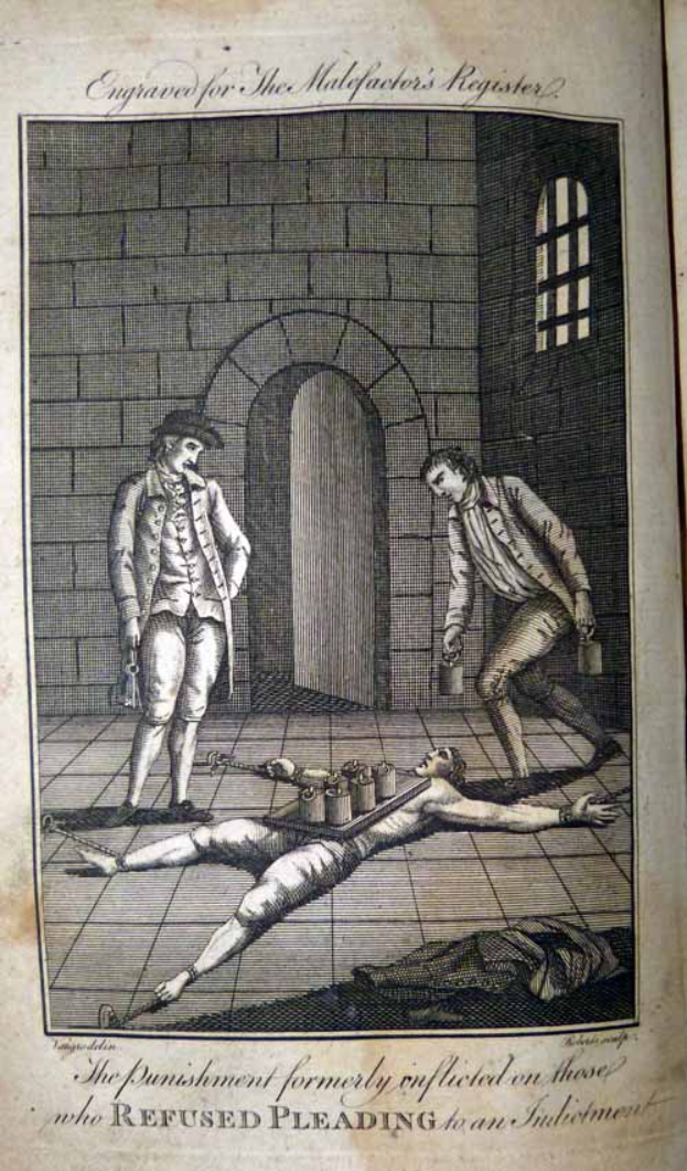 Ein altes Buch mit einer Illustration eines Mannes auf dem Boden, umgeben von zwei Personen, einer Wand, einer Tür und einem Fenster, mit der Aufschrift "Die Strafe, die früher denen auferlegt wurde, die sich weigerten, einer Anklage beizuwohnen".