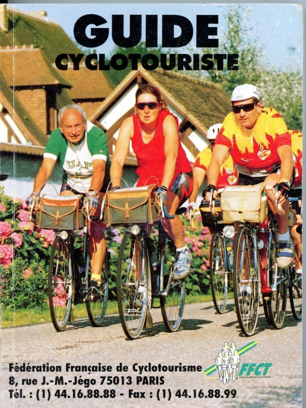 Eine Gruppe von Menschen, die auf Fahrrädern eine Straße entlangfahren, die von Häusern, Bäumen und Blumen gesäumt ist, mit dem Text "Guide Cyclotouriste" unten.