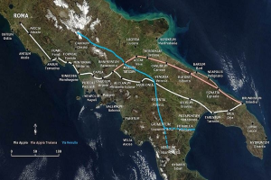 Eine Karte von Italien mit einer blauen Linie, die eine kreisförmige Bahnroute von Rom nach Rom nachzeichnet, beschriftet mit Städten und Ortschaften entlang des Weges.