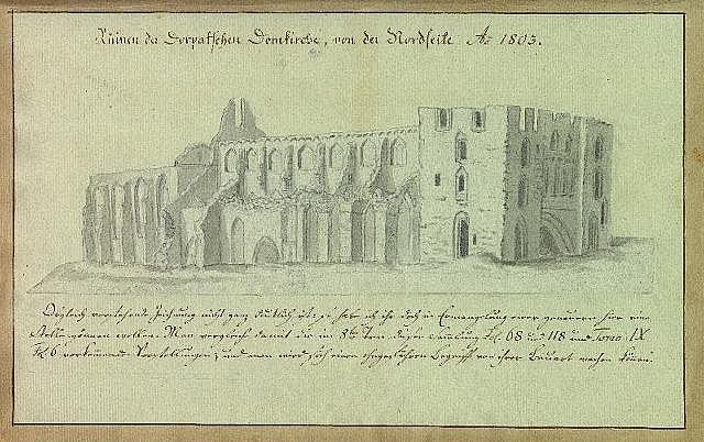 Ein detailliertes Skizze einer verfallenen Kirche in Deutschland, mit architektonischen Elementen wie Fenstern, Bögen und Säulen, begleitet von handgeschriebenen Notizen auf einem Stück Papier, vor einer grünen Landschaft.