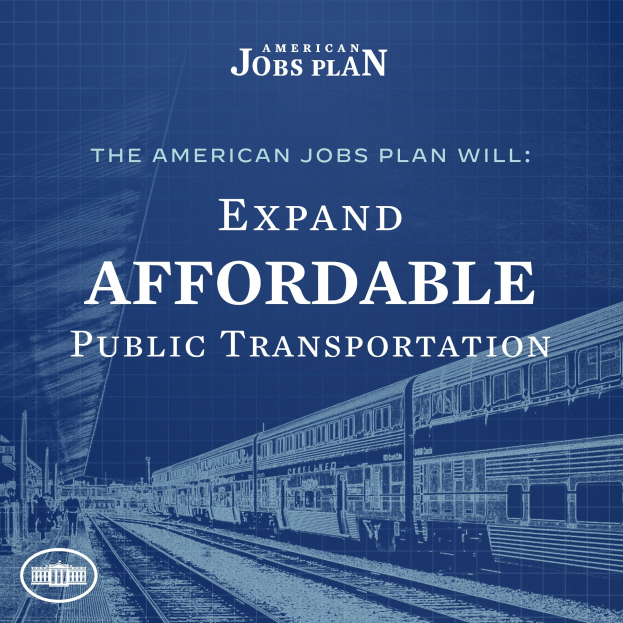 Plakat mit einer Bahn auf einem Gleis mit mehreren Menschen in der Nähe, begleitet von einem Text, der "The American Jobs Plan Will Expand Affordable Public Transportation." lautet.