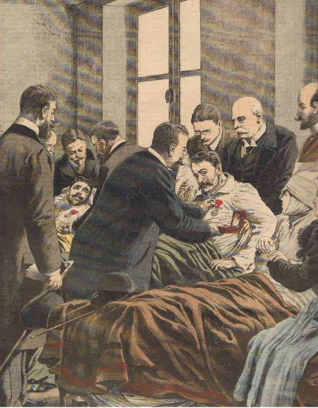 Eine Gruppe von Menschen umgibt einen Mann, der auf einem Bett in einem Raum mit einem Fenster liegt, während einige ihn beobachten, während er, ein Arzt in einem weißen Kittel und Stethoskop, scheinbar der Mittelpunkt der Szene ist.